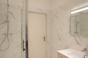 Shower, hair dryer, towels, toilet paper - Suite Napoléon III - 6.pers - downtown Charleville-Mézières (Charleville-Mézières)