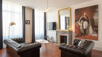 Televisie, een dvd-speler, boeken en een stereo