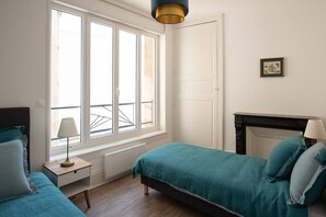 3 habitaciones, tabla de planchar con plancha, wifi y ropa de cama 