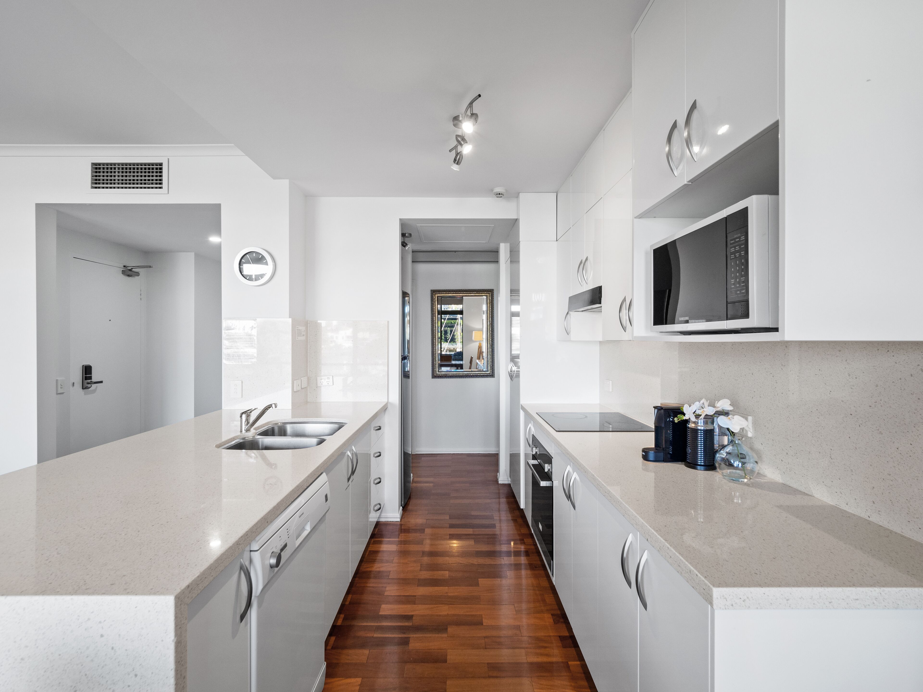 Close to CBD, Southbank & amenities. Long stays discount available.