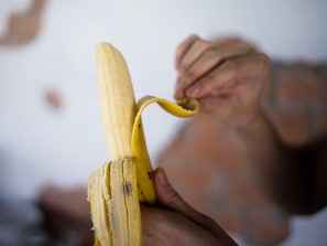 Eine Person hält eine Banane.