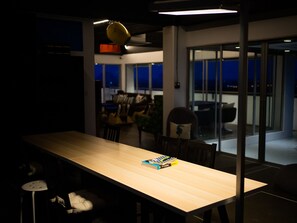 Dortoir Partagé, 1 chambre, balcon | Coin séjour