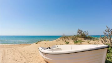 Una spiaggia nelle vicinanze, pesca