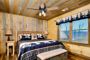 5 bedrooms, desk, iron/ironing board, free WiFi - Treetop Treasure with Fire Pit, Game Rm, Bball, A+ Views, Swings, Yard, Desk, EV (Sevierville)