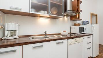 KylskÄp, spishÀll, diskmaskin och kaffe- och tebryggare