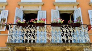 A balcony with ornate metal railings and flower boxes. - Cozy apartment in Volosko with WiFi (Volosko)