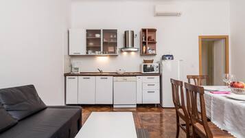 KylskÄp, spishÀll, diskmaskin och kaffe- och tebryggare