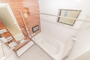 一棟貸し 禁煙 | バスルーム | 個別の浴槽とシャワー、バスアメニティ (無料)、ヘアドライヤー、洗浄機付トイレ