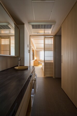 Chambre Deluxe avec lits jumeaux, non-fumeurs | Coffres-forts dans les chambres, fer et planche à repasser