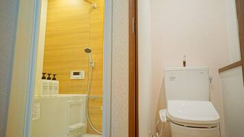House, Non Smoking | Bathroom | Separate tub and shower, free toiletries, hair dryer, electronic bidet