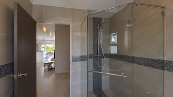 Family Villa | Bathroom | Separate tub and shower, hair dryer, towels