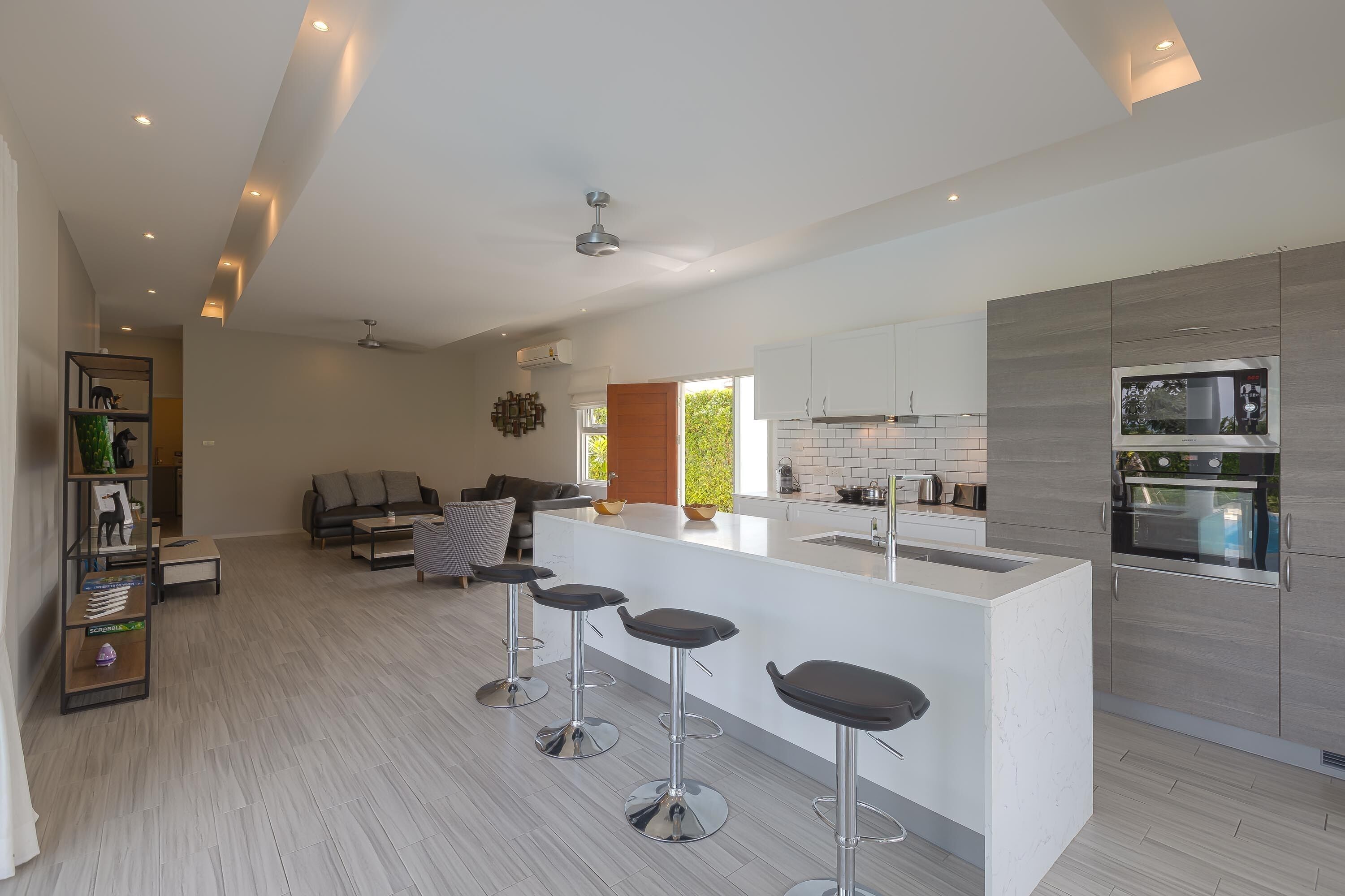 Vila Keluarga | Dapur pribadi | Lemari es besar, microwave, oven, dan kompor