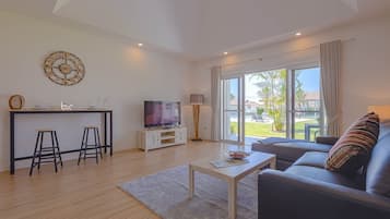 Family Townhome | Living area | 32-inch flat-screen TV with cable channels, TV