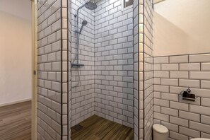 Maison mitoyenne Familiale | Douche de la salle de bain