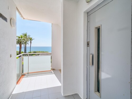 Apartment in front of the beach 40min BCN by train