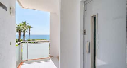 Apartment in front of the beach 40min BCN by train