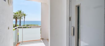 Apartment in front of the beach 40min BCN by train