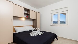 Una camera da letto con un letto, una finestra vista e mobili integrati.