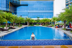 Outdoor pool, pool loungers - Muong Thanh Luxury Ha Long Centre Hotel (Ha Long)