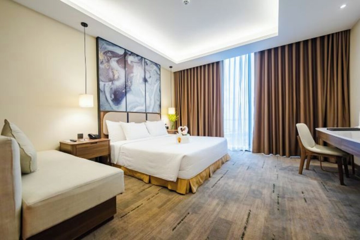 Minibar, caixa forta a l'habitació i escriptori 