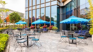 2 bars/lounges