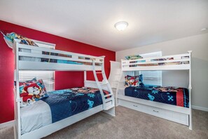 Villa, 5 slaapkamers, privézwembad, uitzicht op tuin | 5 slaapkamers, beddengoed