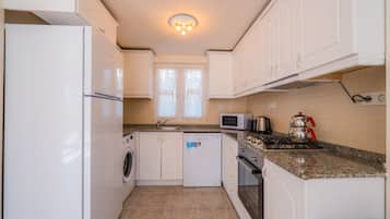 Deluxe Villa | Private kitchen | Full-size fridge, microwave, oven, stovetop