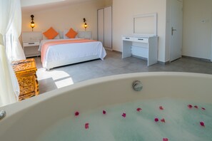 Deluxe Villa | Jetted bathtub