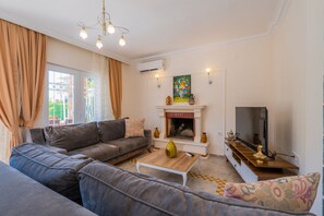 Villa Deluxe | Vardagsrum | LCD-tv och eldstad