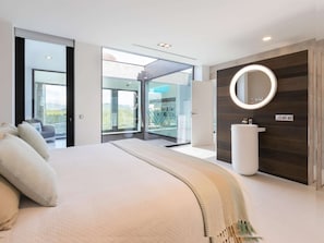 4 bedrooms, iron/ironing board, internet, bed sheets