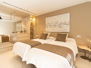 4 bedrooms, iron/ironing board, internet, bed sheets - Montblau, luxury holiday villa (Buger)