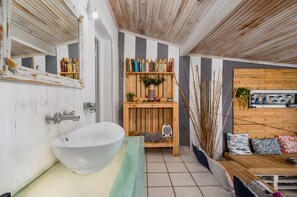 Chalet, 2 Bedrooms, Balcony | Bathroom