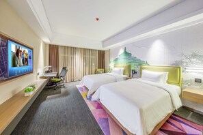A hotel room with two beds, a desk, a chair, and a TV on the wall. - Hampton by Hilton Lanzhou Mogao Avenue (Lanzhou)