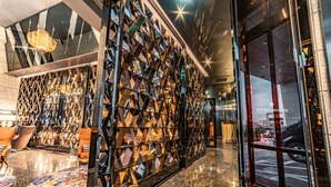 A modern hotel lobby with a geometric wall design, a marble floor, and a view of the street outside. - Best Louis Hamilton Hotel West Busan (Busan)