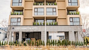 A multi-story hotel with balconies and a sign reading "Louis Hamilton Hotel". - Best Louis Hamilton Hotel West Busan (Busan)