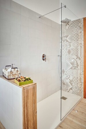 Douche, sèche-cheveux, bidet, serviettes fournies