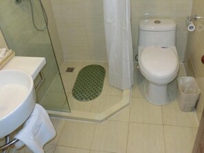 A bathroom with a toilet, bidet, and shower. - Greentree Inn Beijing Mentougou Express Hotel (Beijing)