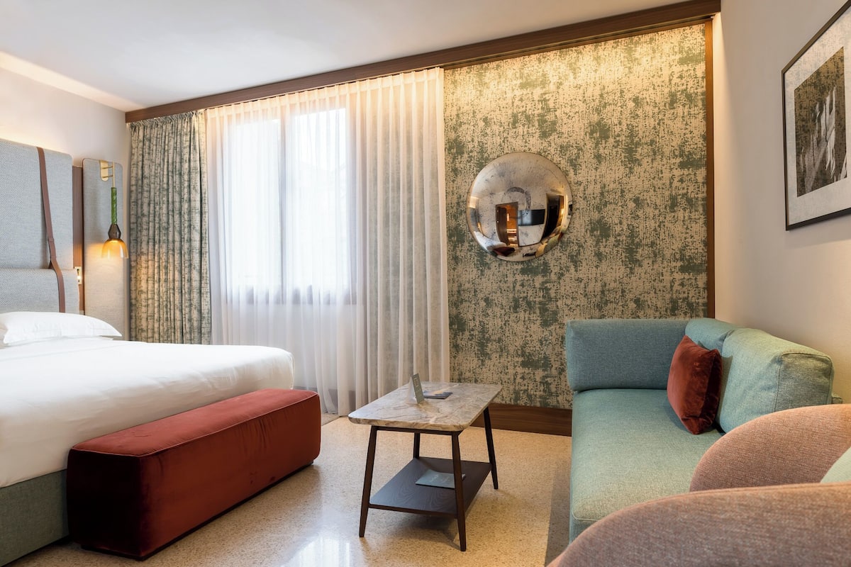 Junior suite (Premium) | 1 slaapkamer, een minibar, een kluis op de kamer, een bureau