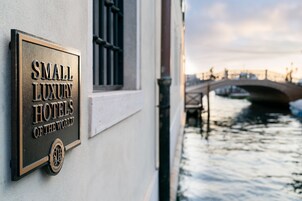Un cartel en un edificio que dice 'Small Luxury Hotels of the World'.