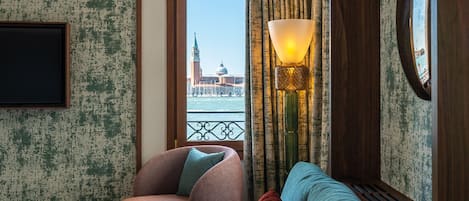 1 camera, minibar, una cassaforte in camera, una scrivania