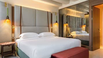 Minibar, pengeskab på værelset, skrivebord, lydisolering