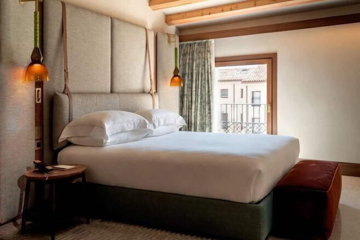 1 slaapkamer, een minibar, een kluis op de kamer, een bureau
