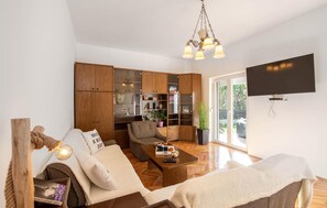 Smart TV, ping pong - 3 bedroom nice home in Srinjine (Srinjine)