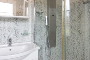 Ensemble douche/baignoire, baignoire Ă jets, sĂšche-cheveux