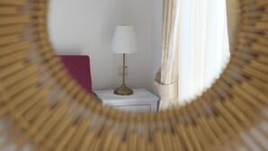 Een ronde spiegel met een bamboe lijst.