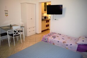 1 chambre, fer et planche à repasser, lit de bébé portatif, Wi-Fi