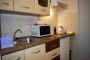 Kühlschrank, Mikrowelle, Herdplatte, Wasserkocher