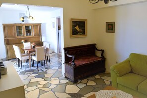 Smart-TV, DVD-spiller og stereoanlegg