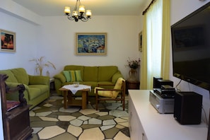 Smart-TV, DVD-spiller og stereoanlegg