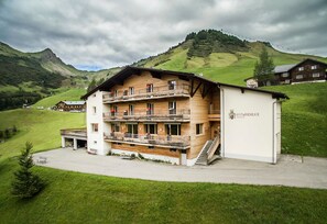 Un bâtiment en bois à deux étages, doté de balcons, d’un escalier et d’une enseigne indiquant « Rotwandblick ».